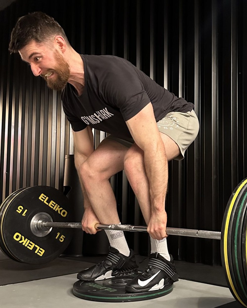 Nathan en plein effort, penché sur la barre au soulevé de terre